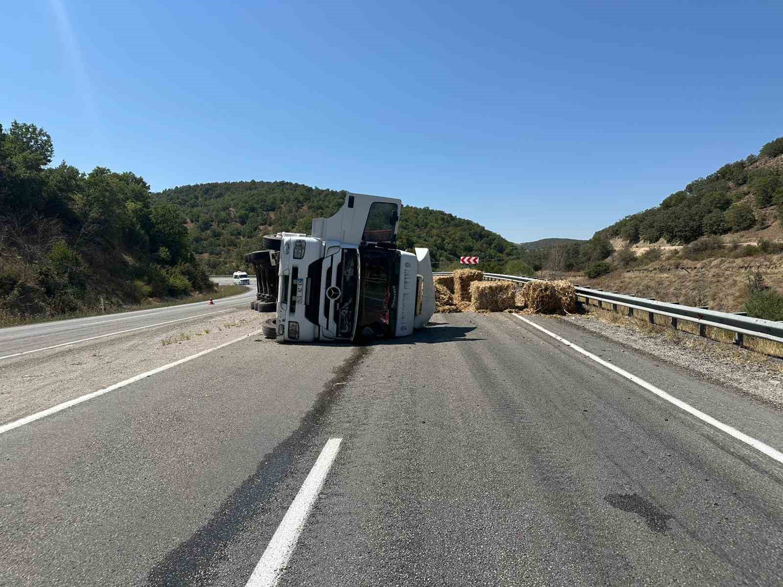 Çorum’da balya yüklü tır devrildi: 1 yaralı