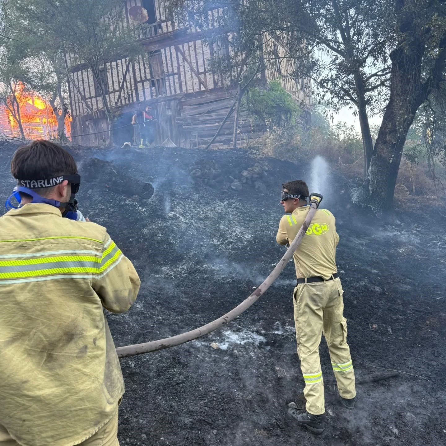 Kastamonu’da alevlere telim olan iki samanlık yandı