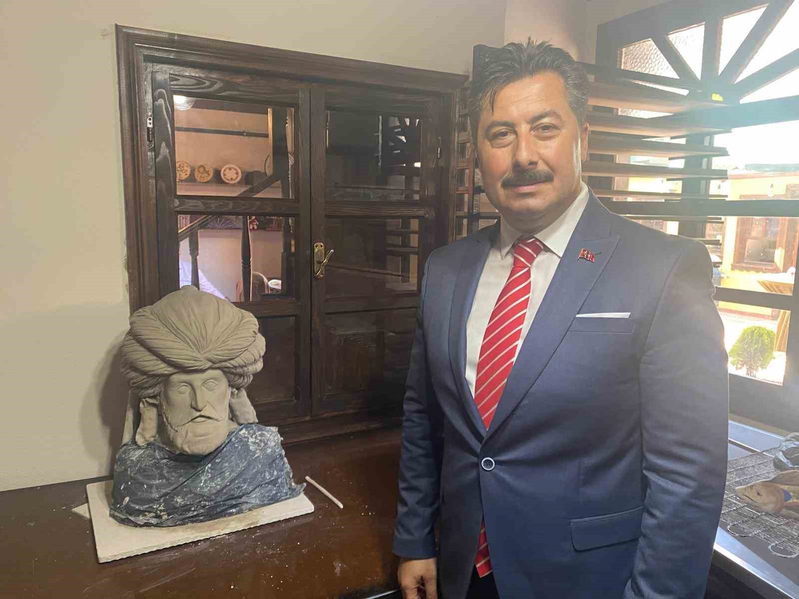 Eğitim almadan doğuştan gelen yeteneğiyle yaptığı eserler görenleri şok ediyor
