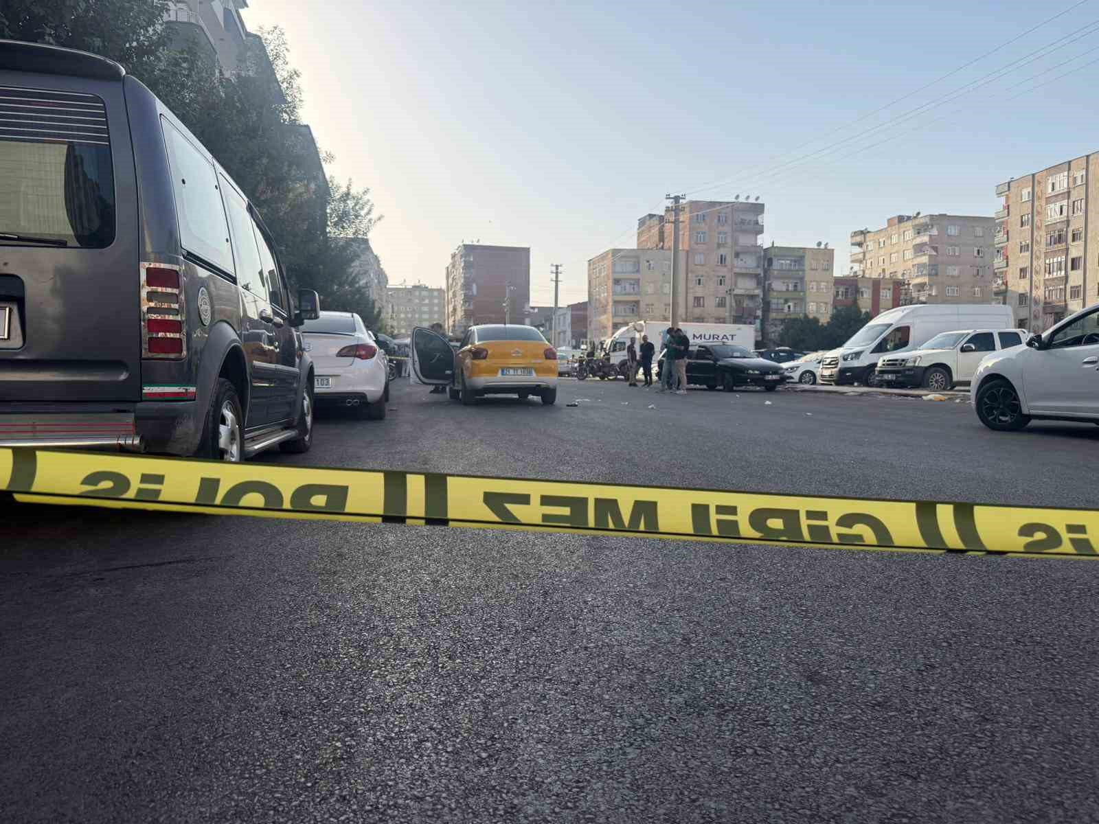 Eşinden kaçmak isteyen kadın silahlı saldırıya uğradı: 3 yaralı