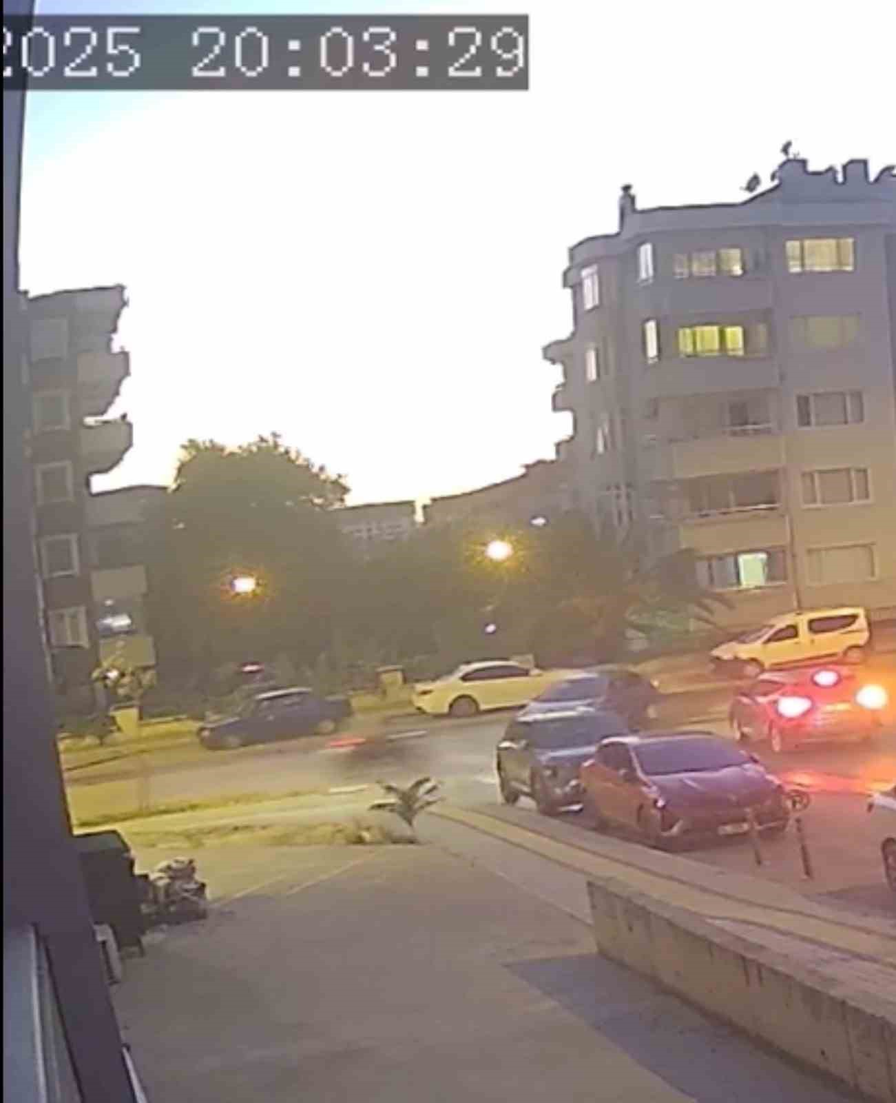 Genç motorcunun kaza anı kameralara böyle yansıdı