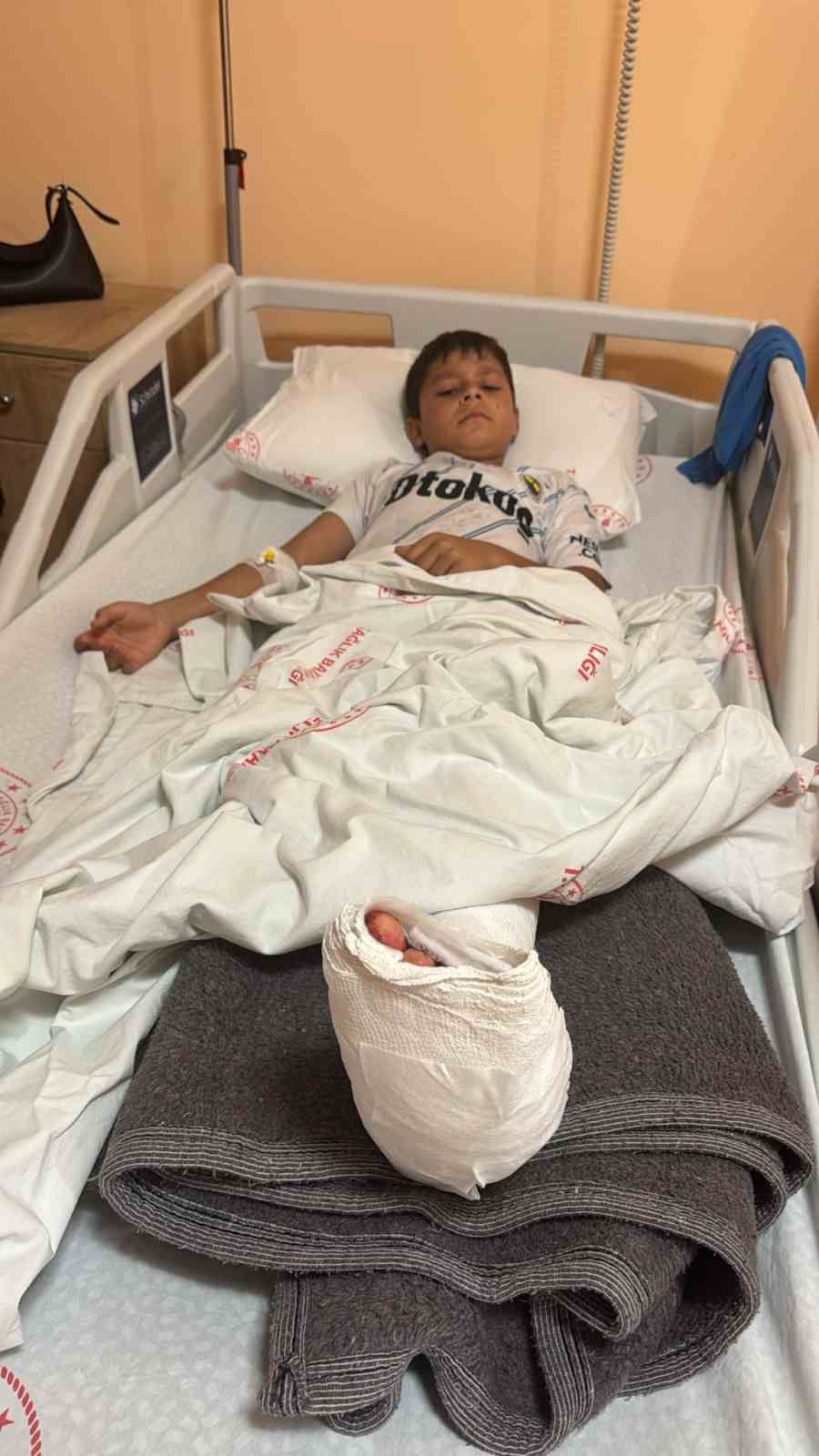 Balkonda oturan çocuğa kurşun isabet etti