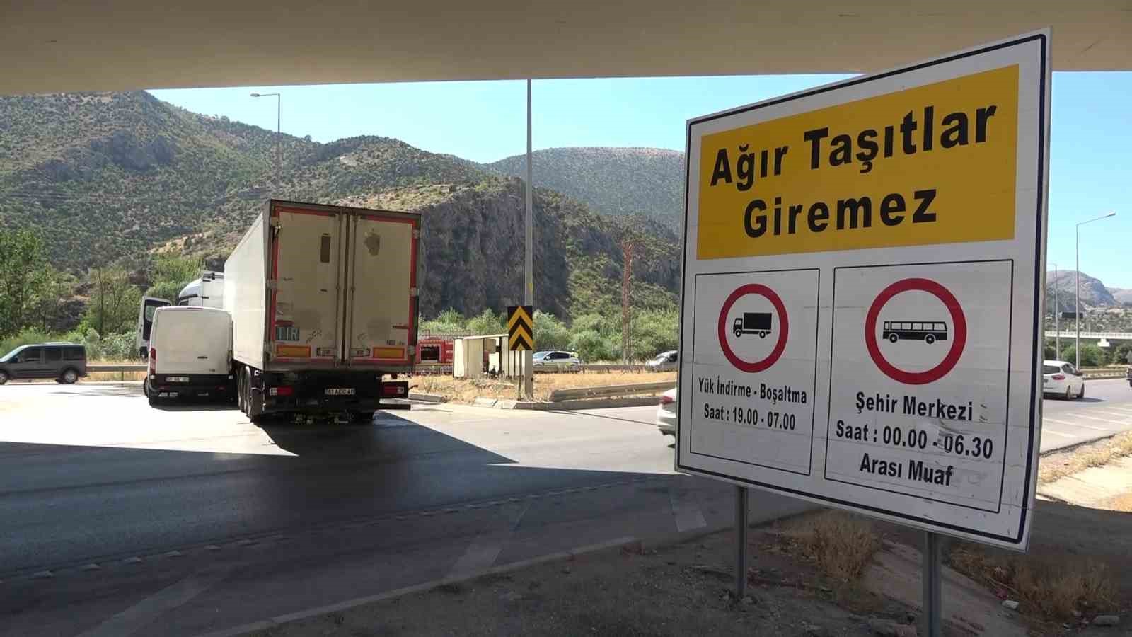 Kamyonetin kavşakta tırla çarpıştığı kaza kamerada
