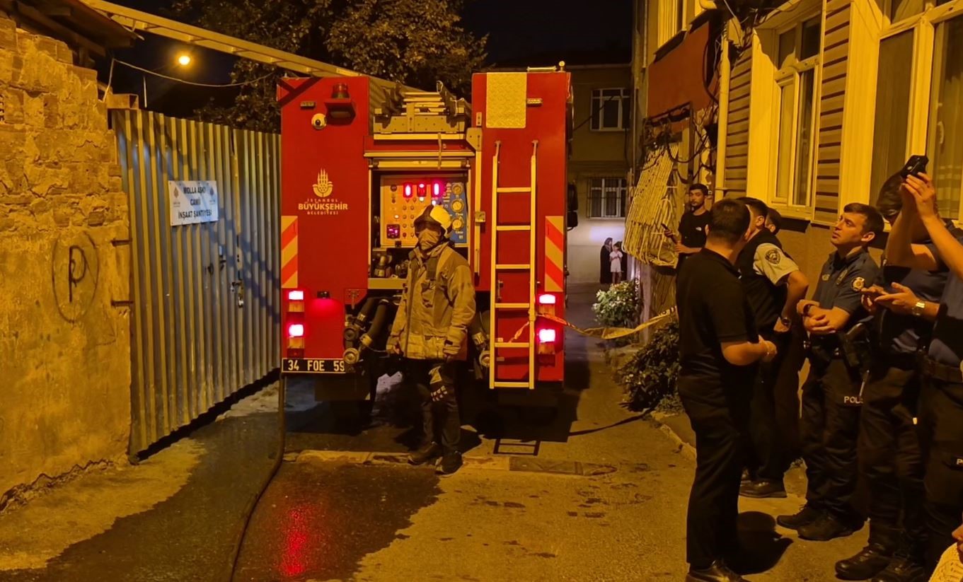 Fatih’te 3 katlı binanın çatı katı alev alev yandı