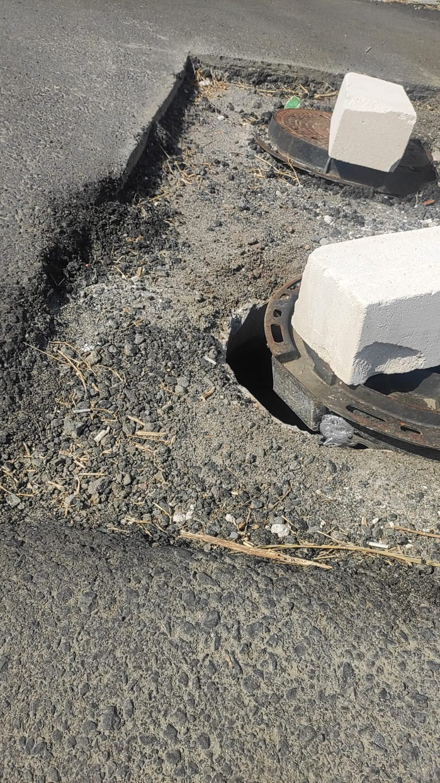 Çorlu’da rögar kapağını açık bırakıp gittiler, vatandaş kendi önlemini aldı