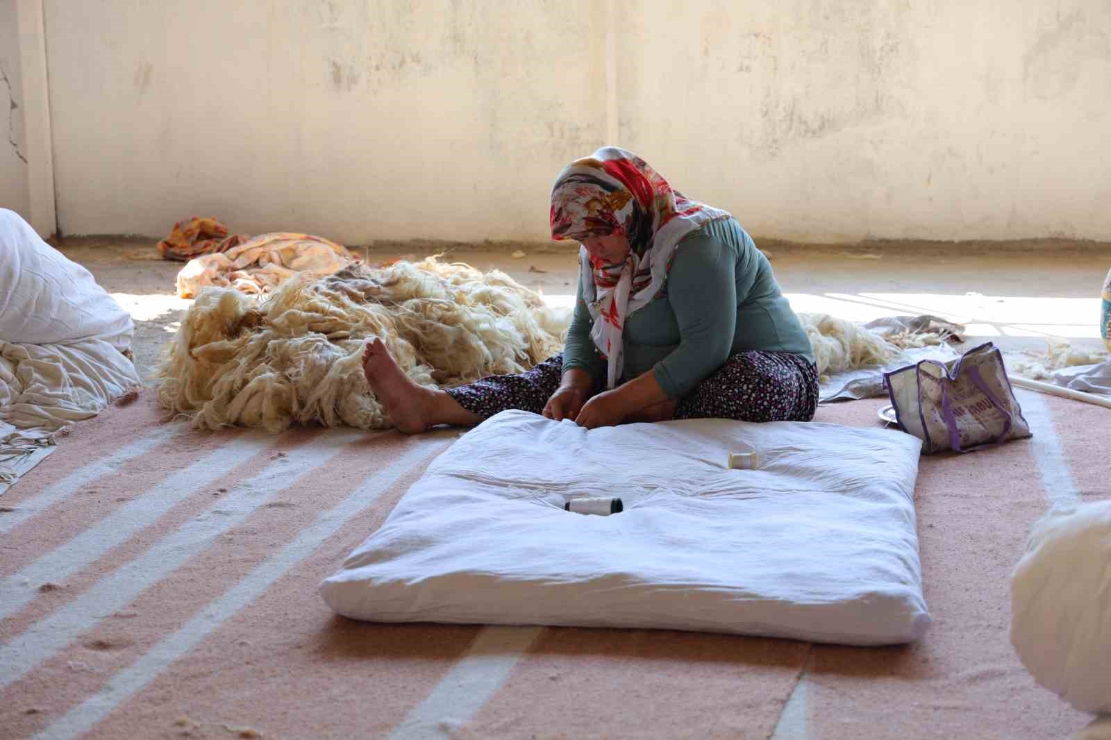 Deprem şehri Kahramanmaraş’ta esnaf,  bin adet yorgan bağışı yaptı