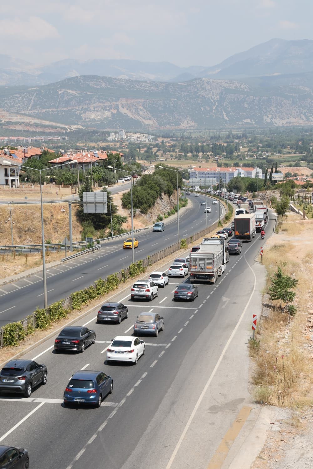 Denizli-Aydın kavşağında 2 kilometrelik araç kuyruğu oluştu