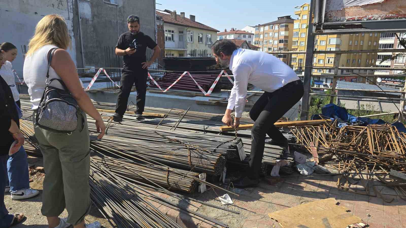 İnşaat demirlerinin altına sıkışan kediyi kurtarmak için zamanla yarıştılar