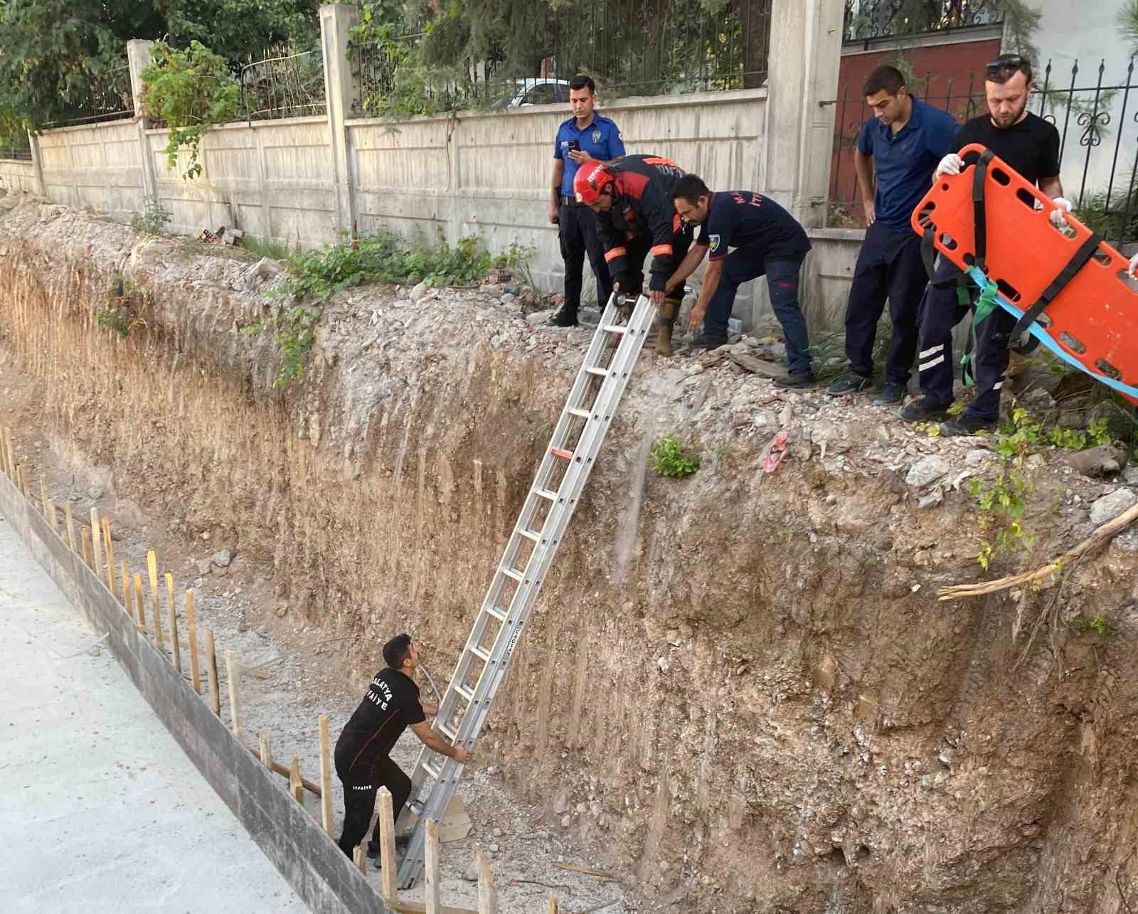 Malatya’da dengesini kaybederek inşaat alanına düşen şahıs kurtarıldı