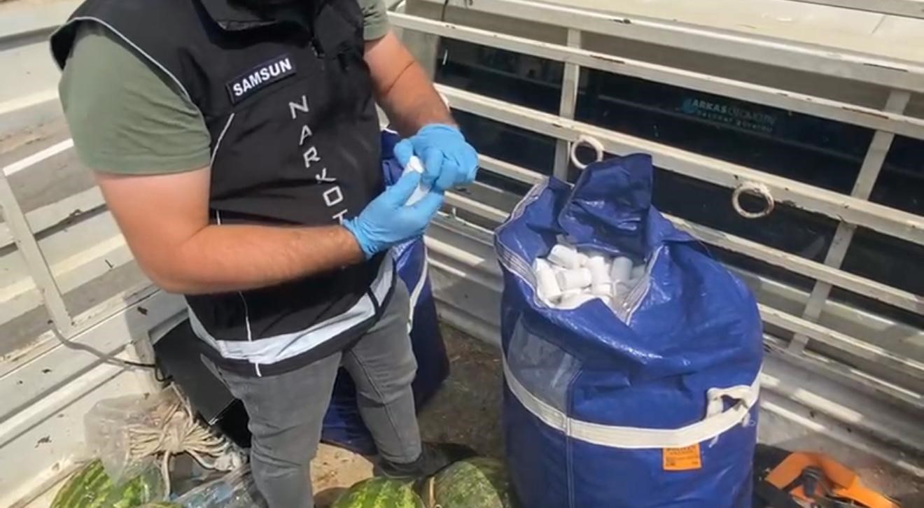 Karpuz yüklü kamyonette 110 bin uyuşturucu hap ele geçirildi