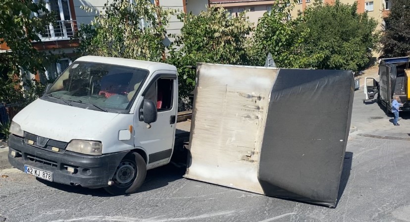 Ümraniye’de jeneratör yüklü kamyon kaza yaptı