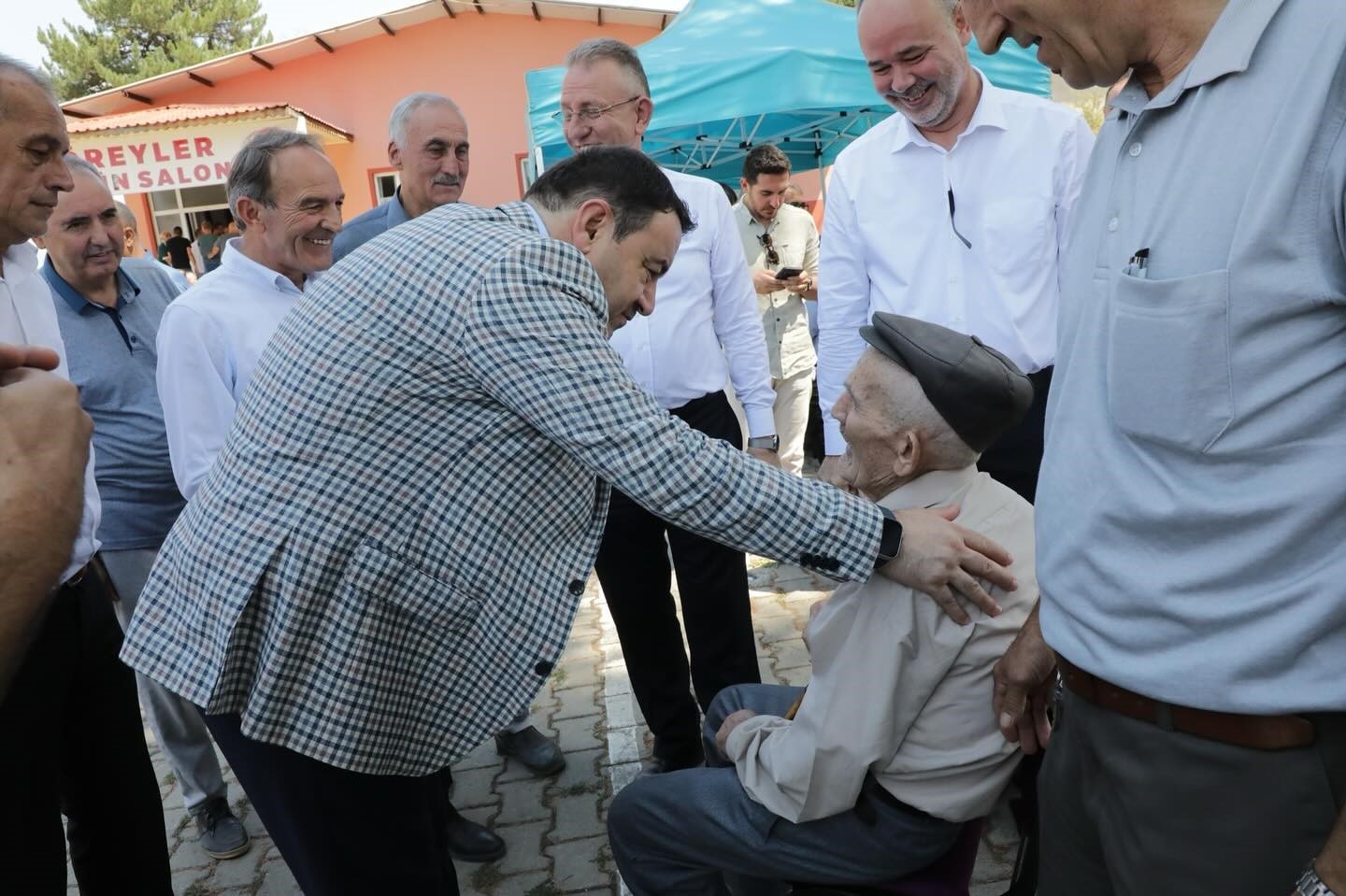 Kütahya Valisi Işın, Simav’da hayır yemeğine katıldı