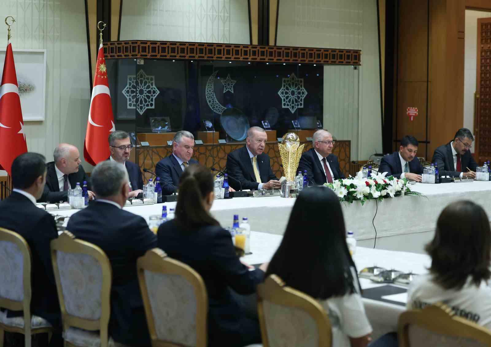 Cumhurbaşkanı Erdoğan, Yüksekovaspor Kadın Futbol Takımı’nı kabul etti