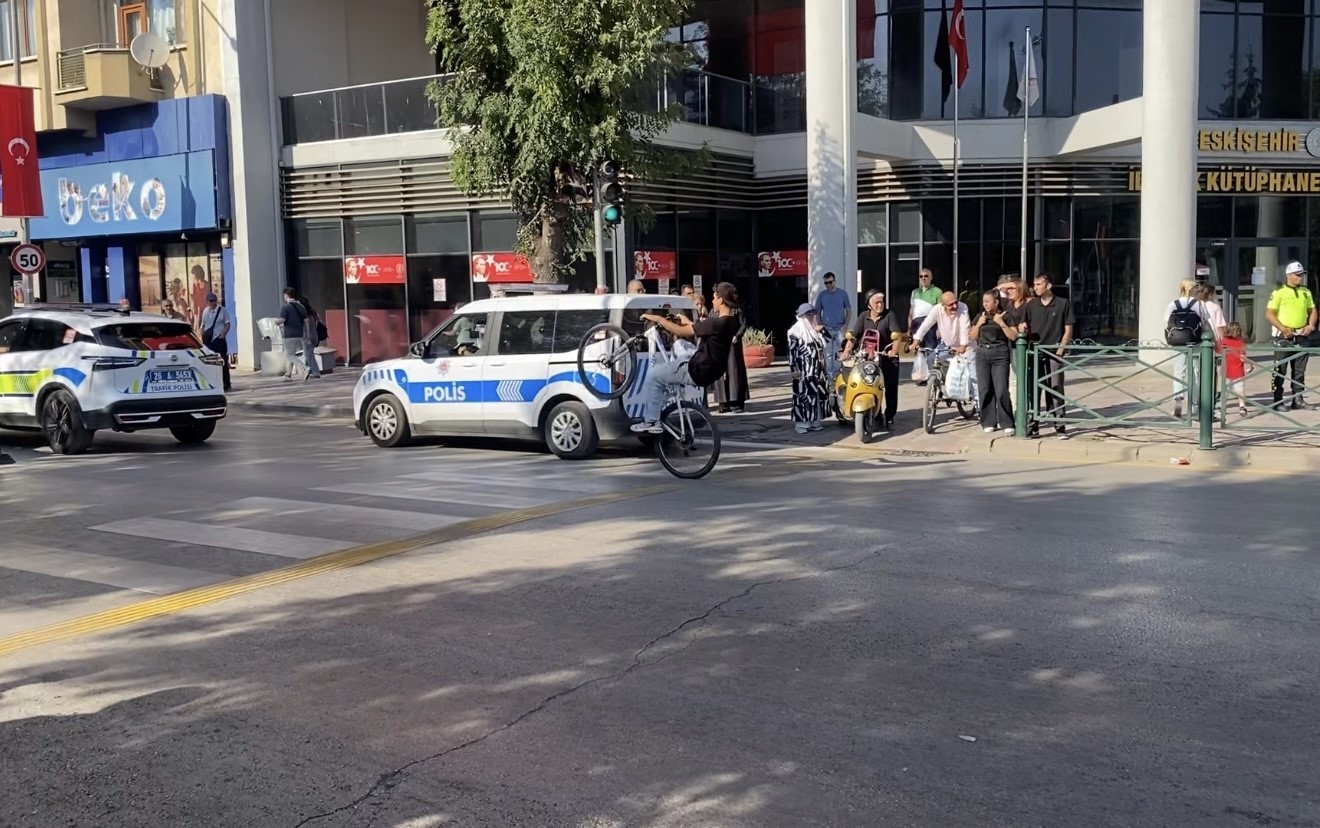 Zafer Bayramı kutlamalarında polisin gözü önünde bisikletiyle tek teker kaldırdı