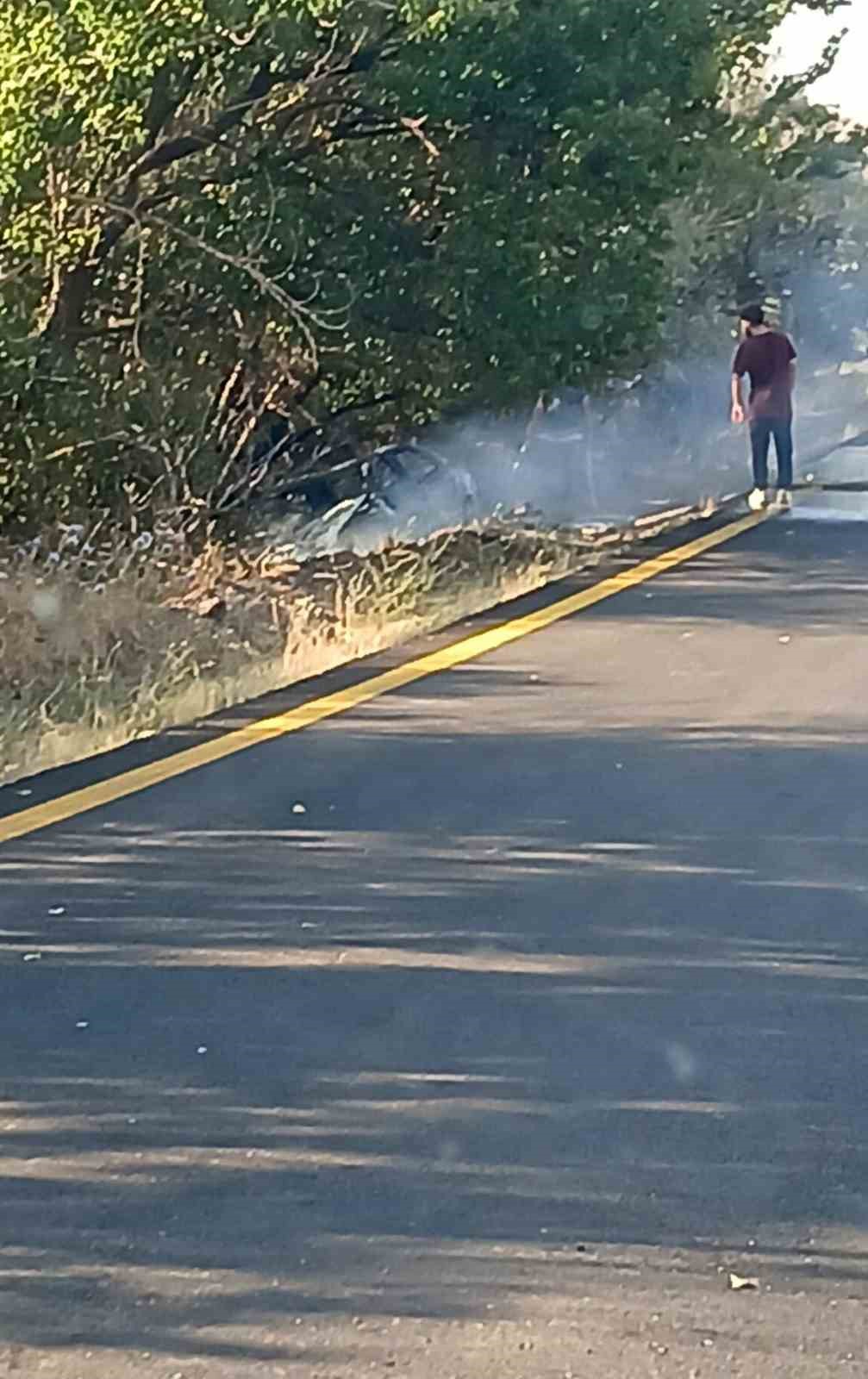 Ankara’da ağaca çarpan otomobil alev aldı: Sürücünün burnu bile kanamadı