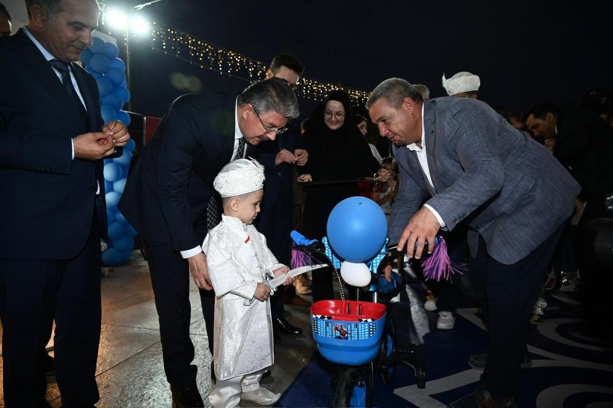 Osmaniye’de toplu sünnet töreninde çocuklara bisiklet ve altın hediye edildi