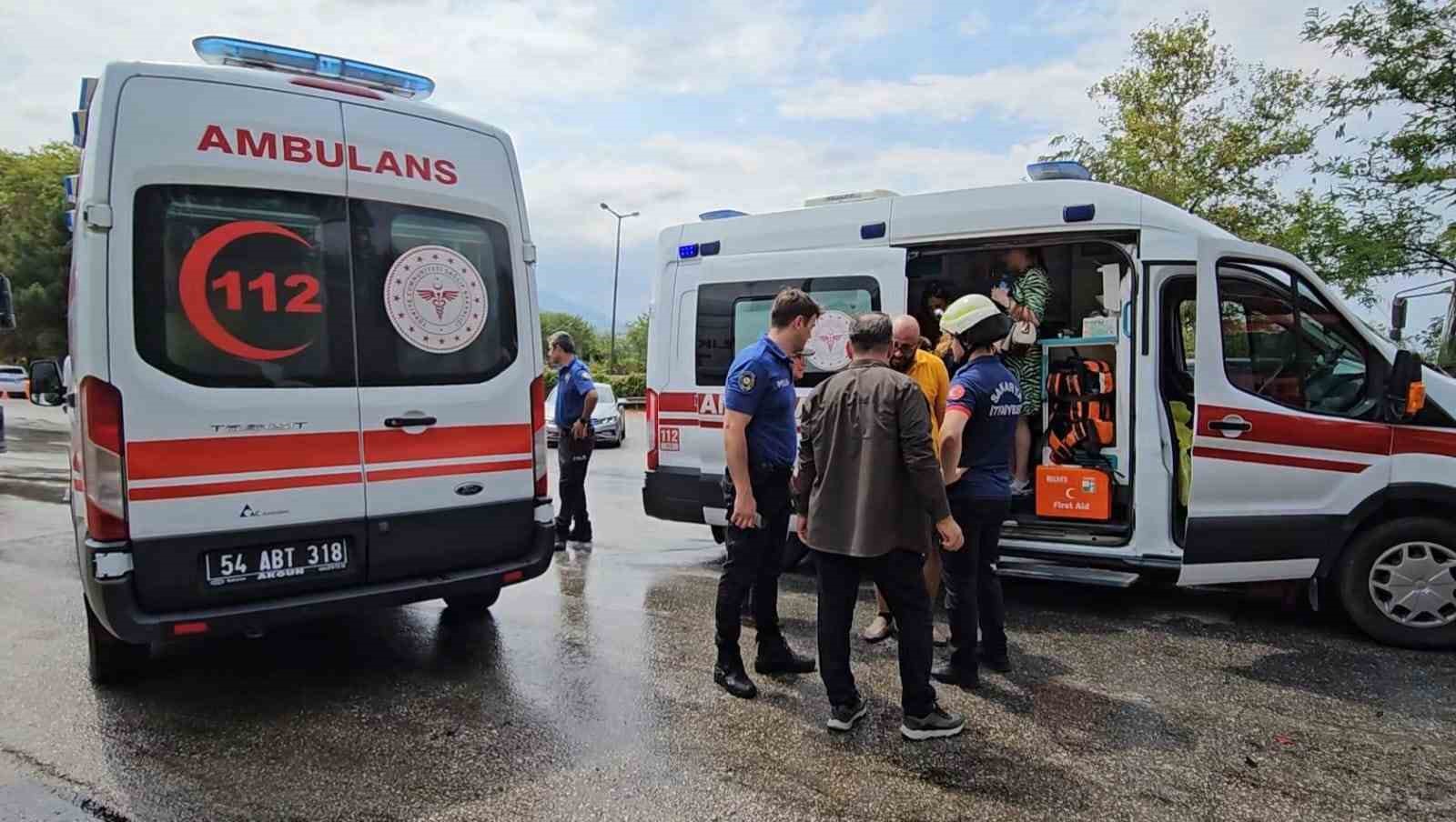 Sakarya’da kamyonet ile cip çarpıştı: 4’ü çocuk 5 yaralı