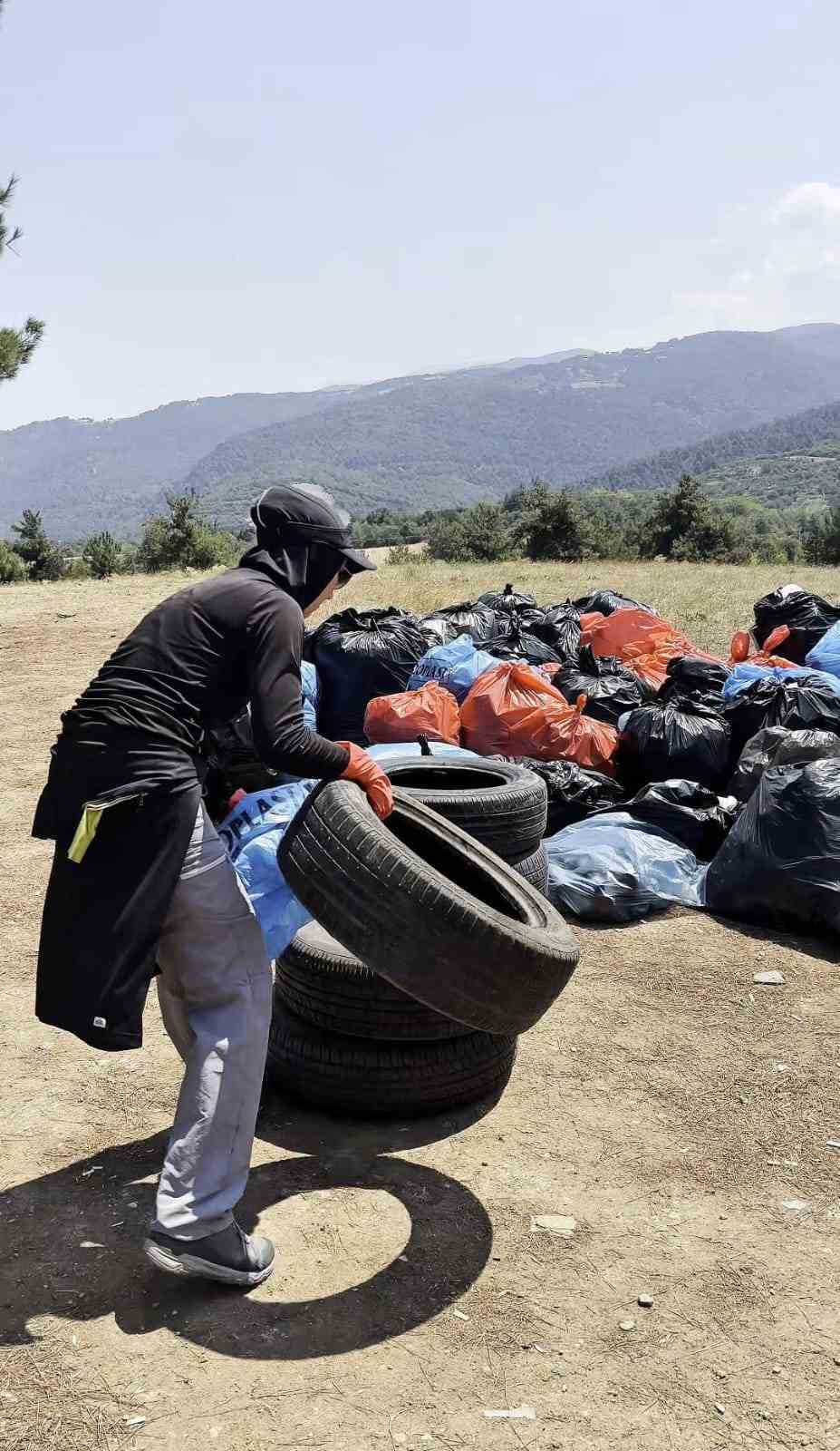 Bu kez yürüyüş değil, temizlik için bir araya geldiler