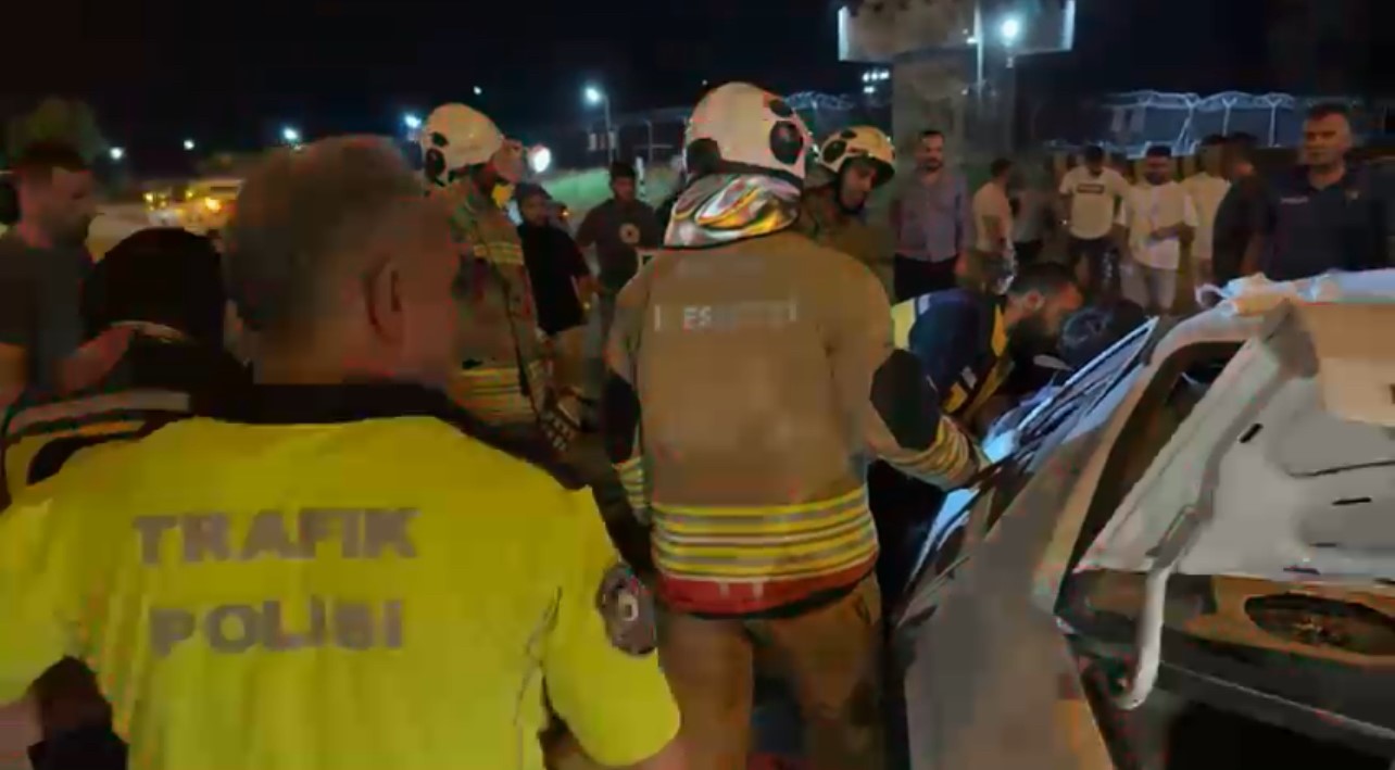 Elektrik direğine çarpan Tofaş hurdaya döndü: 2’si ağır 4 yaralı