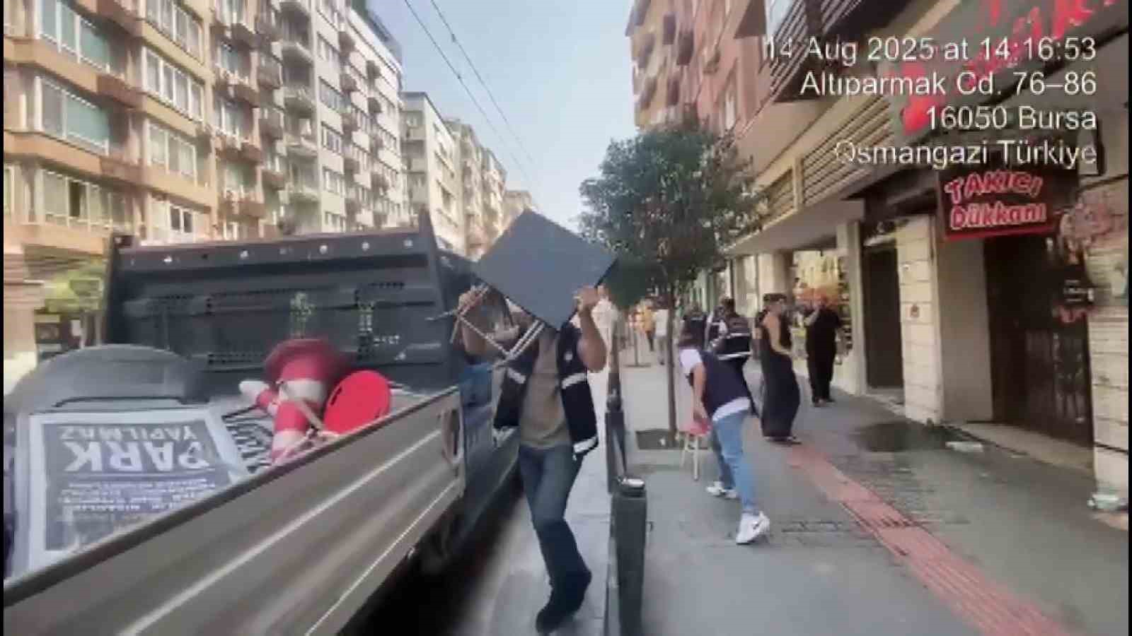 Bursa’da zabıta dakikalar içinde kaldırım ve sokakları böyle temizledi