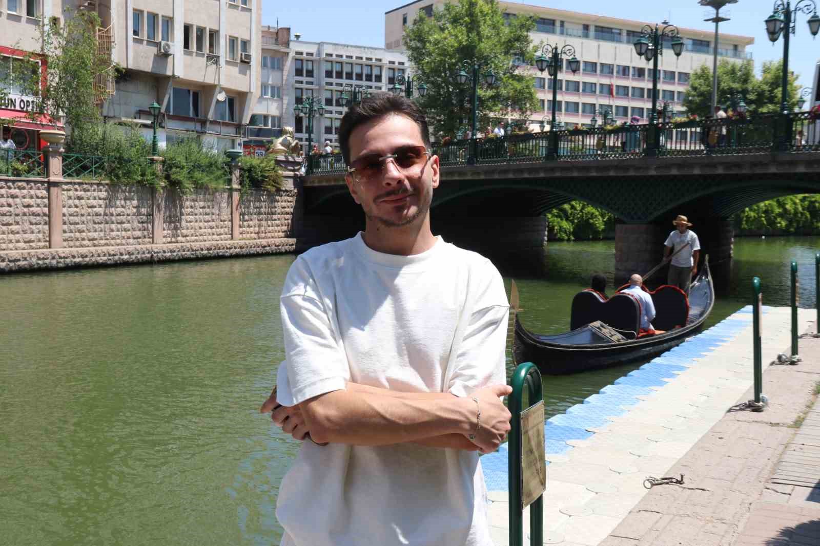 Dükkanda değil su üzerinde saç tıraşı