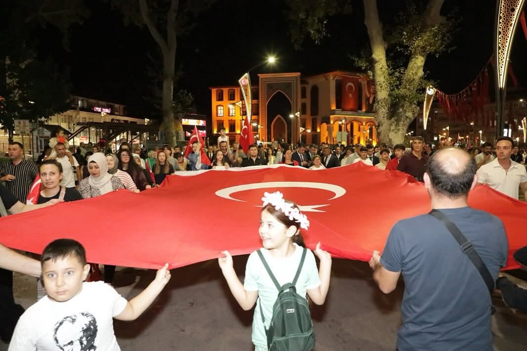 Büyük Zafer’in 103. yılı bayrak yürüyüşü ve fener alayı ile taçlandı