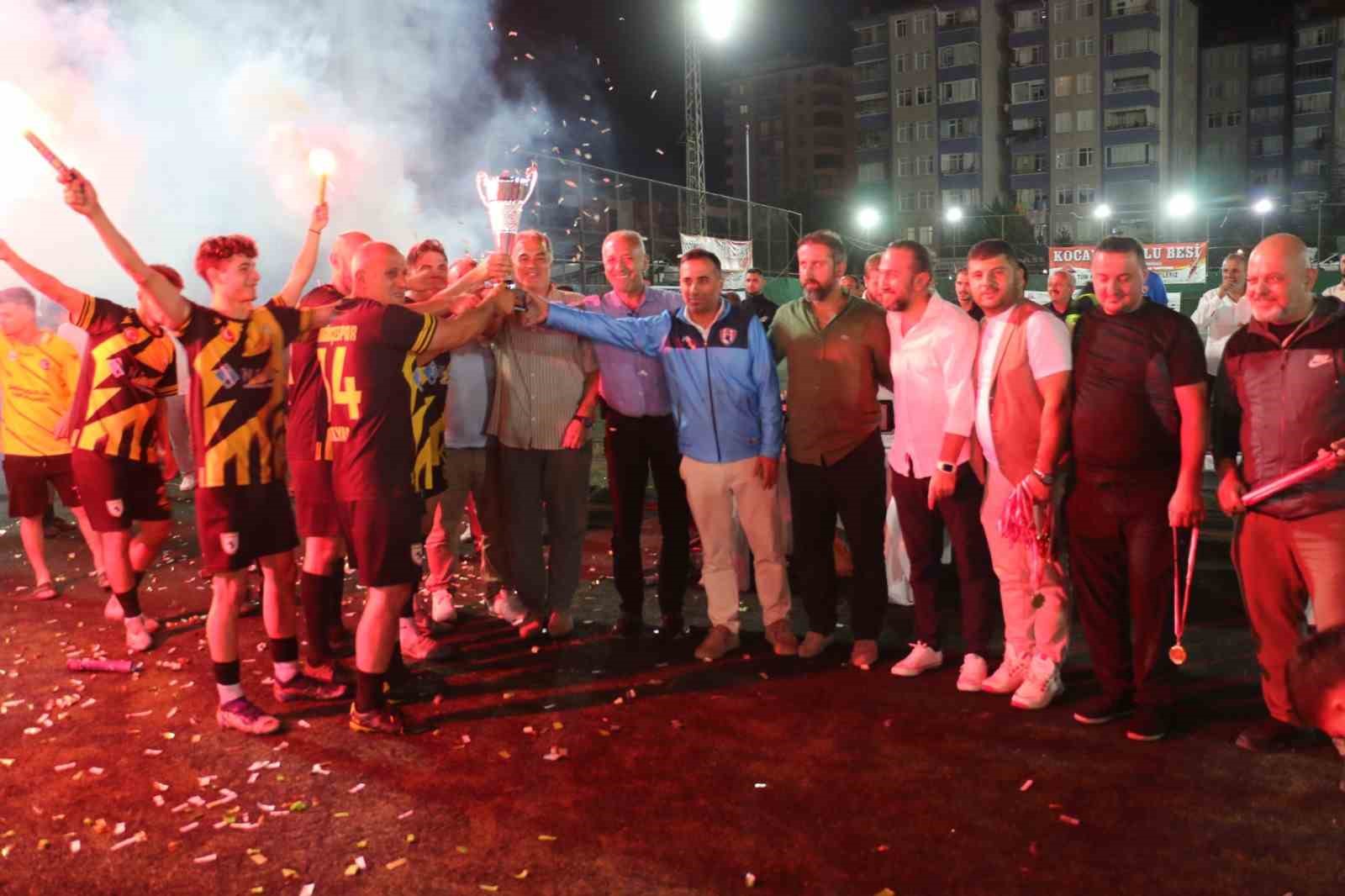 Atakum’da final heyecanı: Kupayı Kurugökçespor kaldırdı