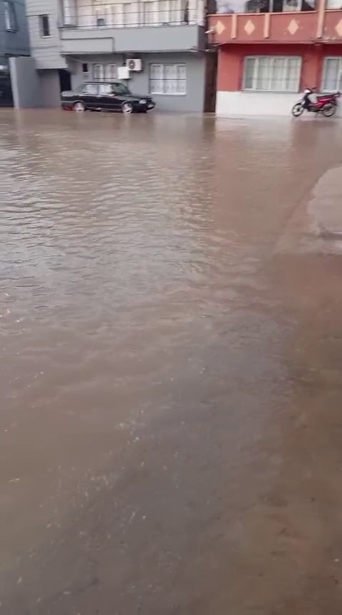 Su borusu patladı, mahalleyi su bastı