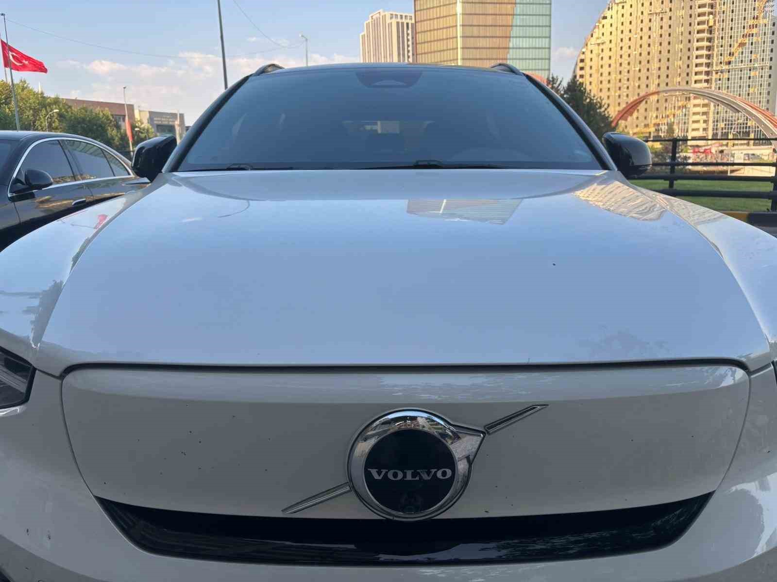 Bayiden alınan Volvo marka sıfır elektrikli araç kusurlu çıktı