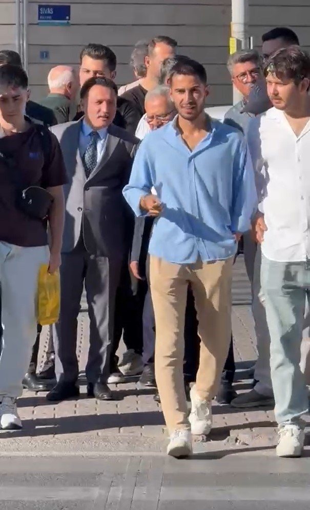 Vali Çiçek, trafik ışıklarını bekleyerek karşıya geçti