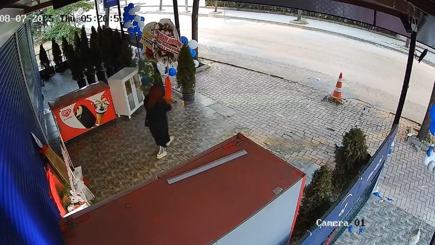 Dükkanın önündeki çiçeği alıp uzaklaşırken kameralara yakalandı