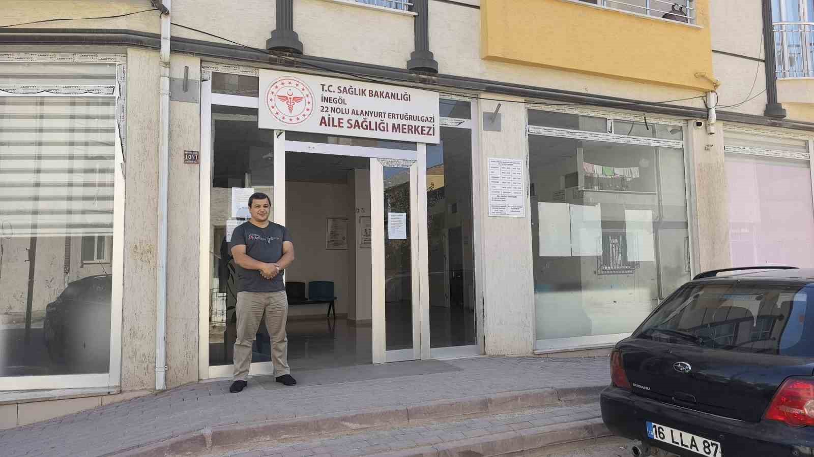 Üzerine kum dolu inşaat kovası düşen işçi ağır yaralandı