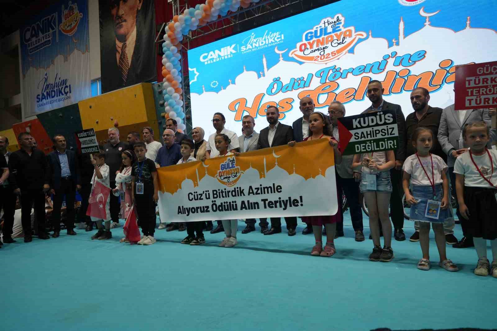 Camiye giden 4 bin çocuk ve genç hediyelerine kavuştu