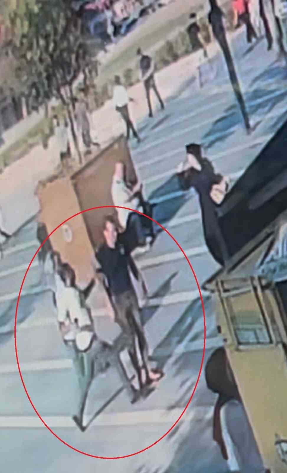Bıçakla geldi tek yumrukta yere serdi...O anlar kamerada