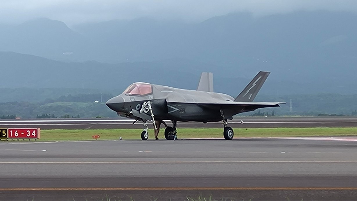 İngiltere'ye ait F-35B savaş uçağı Japonya'ya acil iniş yaptı