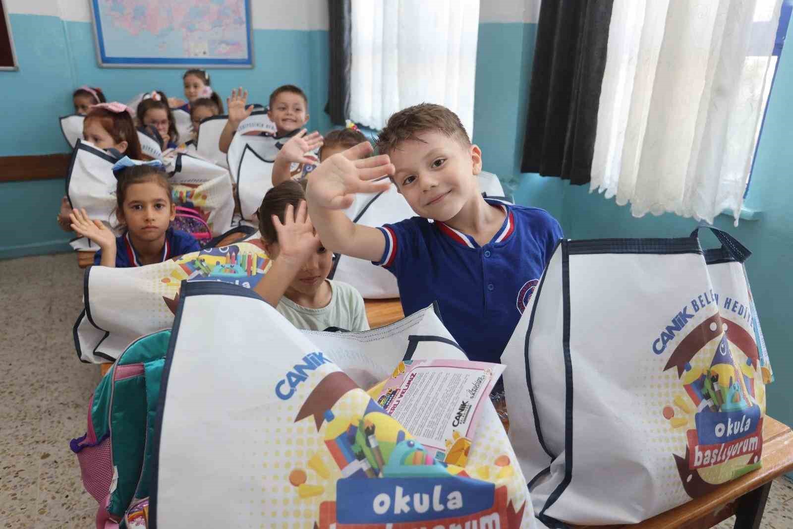 Bu ilçede öğrencilerin çanta ve kırtasiye setinin hepsi belediyeden