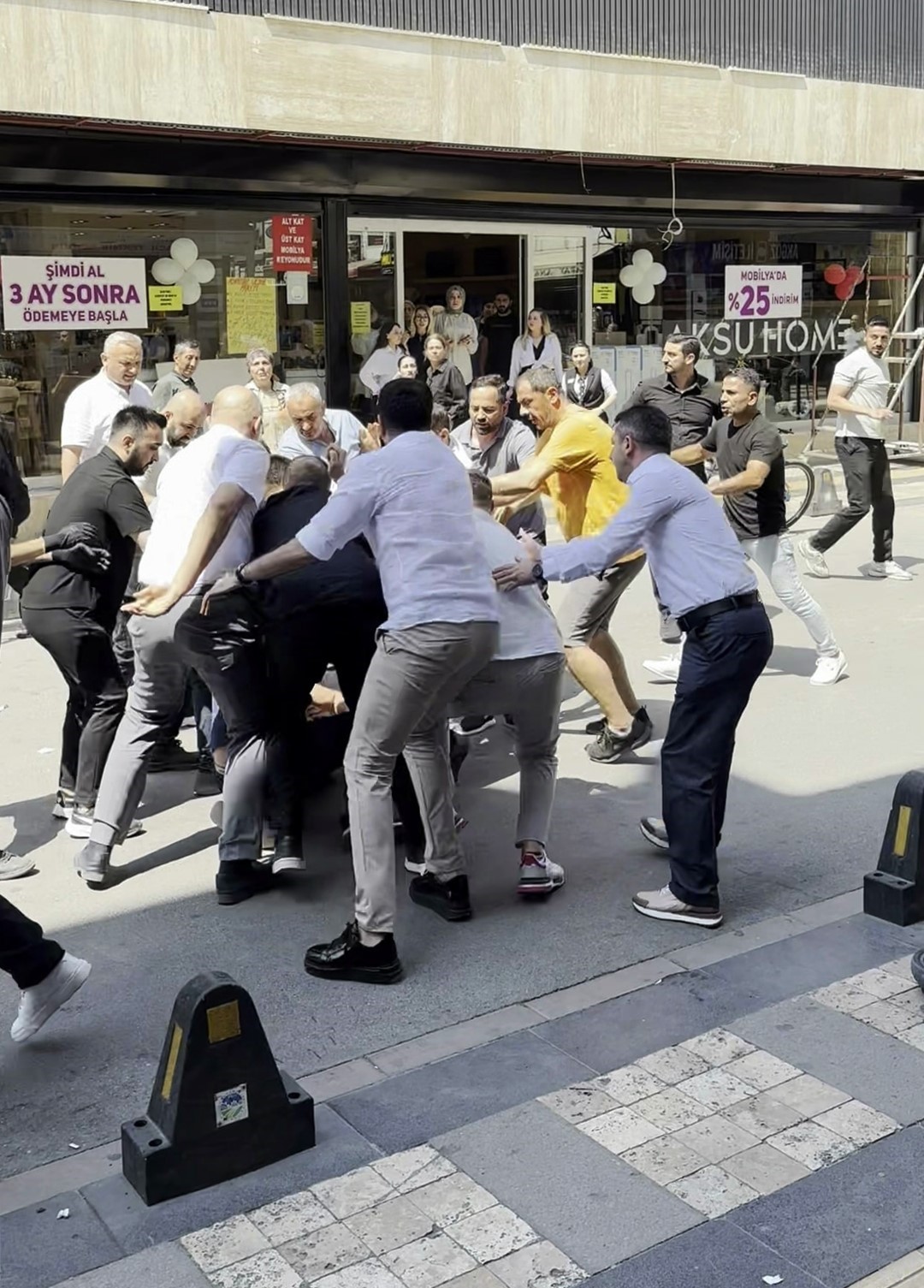 Cadde ortası bir anda boks ringine döndü