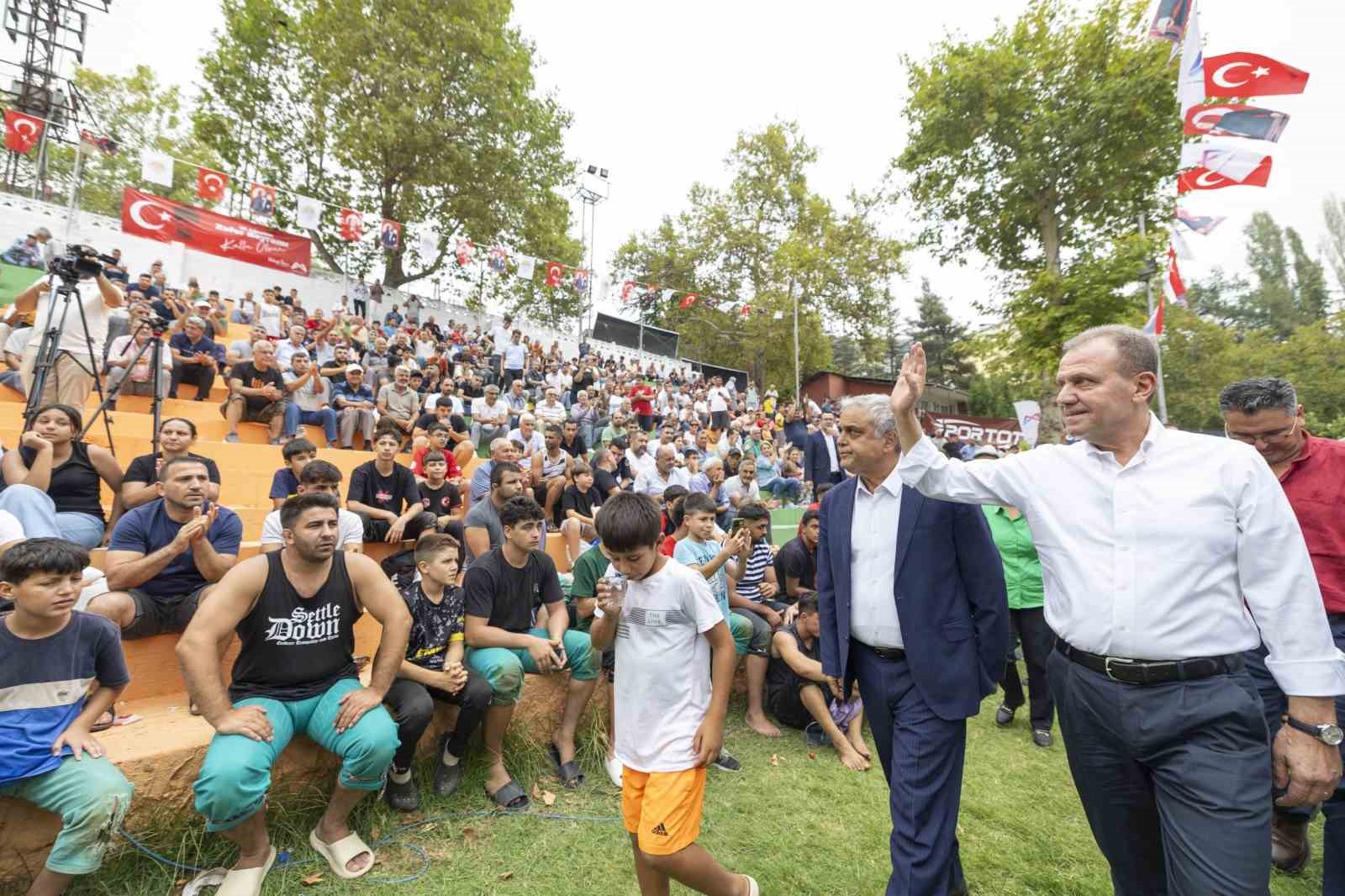 Mersin’de Zafer Bayramı kapsamında ‘Gözne Karakucak Güreşleri’ düzenlendi