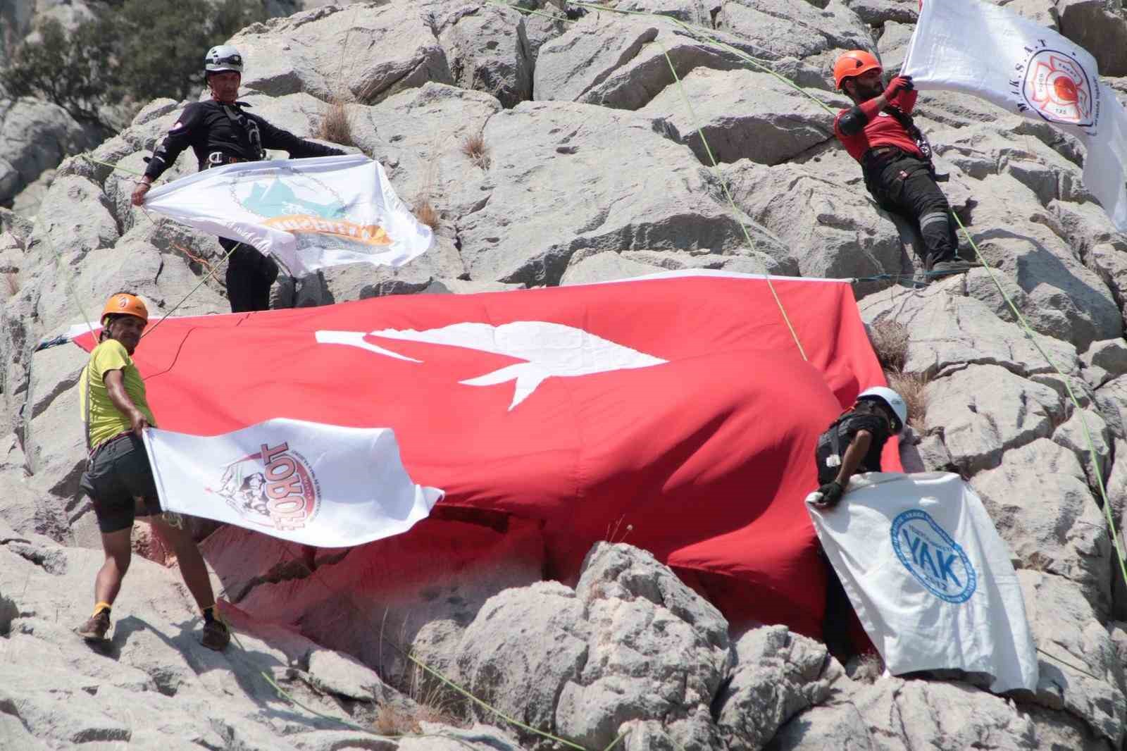 Antalya’da dağcılar Zafer Bayramı’na özel Türk bayrağı açtı