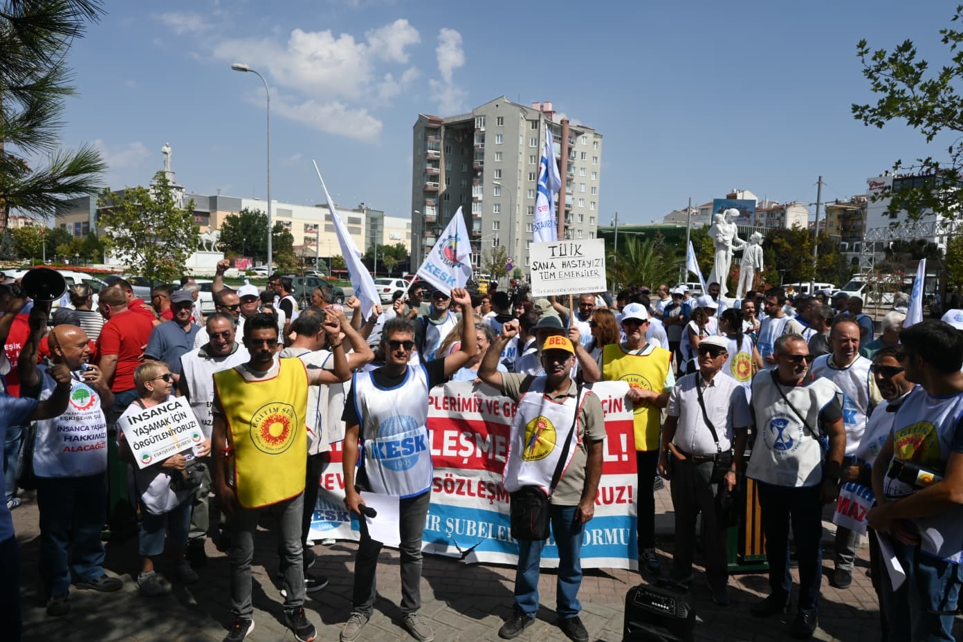 Memurlar iş bırakıp basın acıkması yaptı