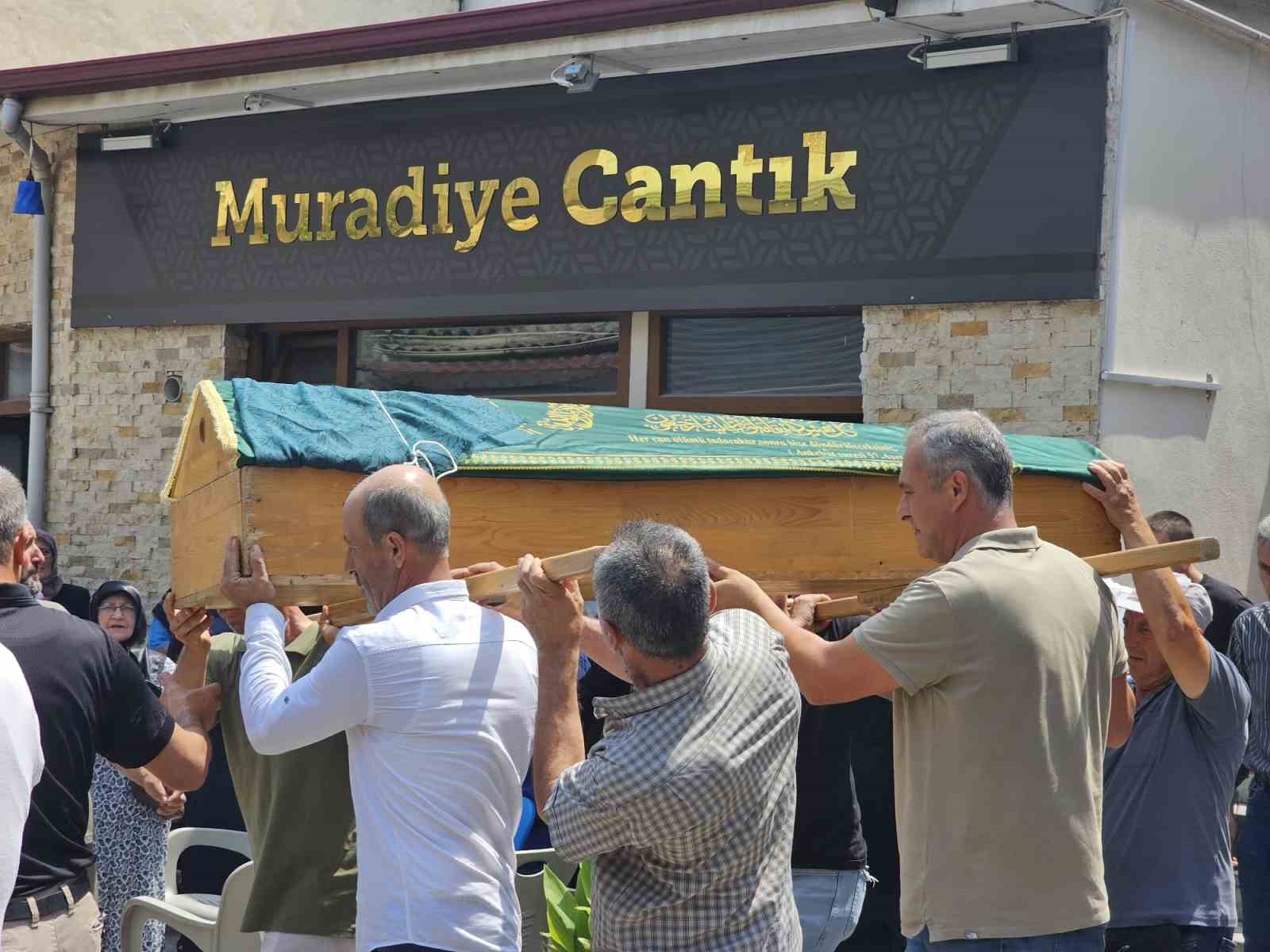 Ambulans kazasında hayatını kaybeden felçli kadın son yolculuğuna uğurlandı