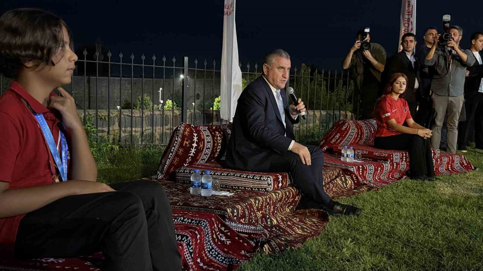 Gençlik ve Spor Bakanı Bak, Diyarbakır Valiliğini ziyaret etti