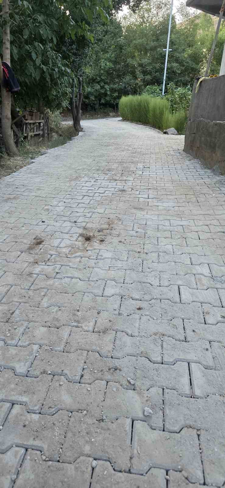 Engelli vatandaşın evinin yolu yenilendi