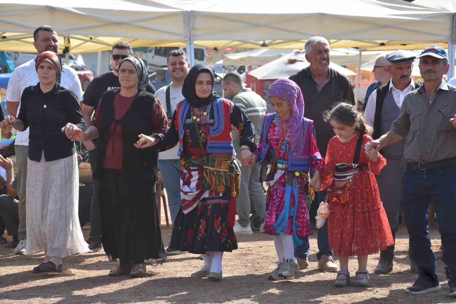 Binlerce vatandaş 3 günlük şenlikte horon teperek doyasıya eğlendi