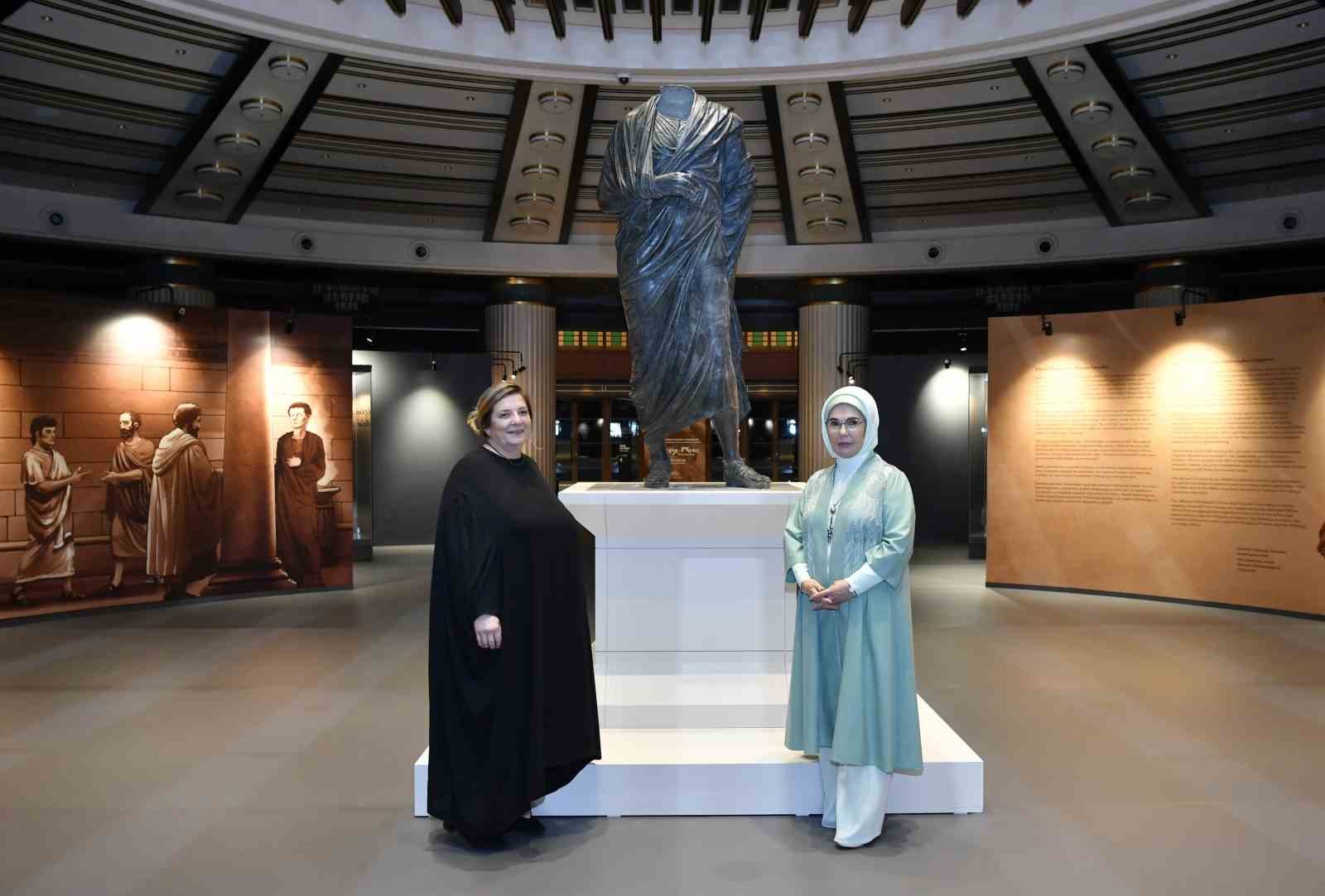 Emine Erdoğan, Gürcistan Cumhurbaşkanı Kavelashvili’nin eşiyle Millet Kütüphanesi’ni ziyaret etti