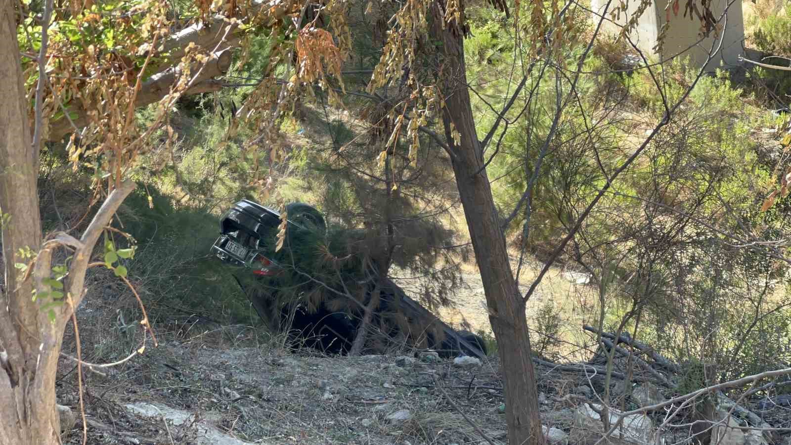 Çanakkale’de kontrolden çıkan otomobil viyadükten uçtu: 3 yaralı