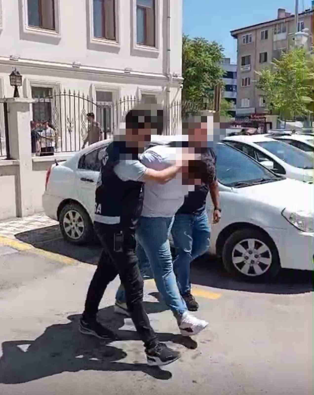 Ankara’da otomobilin içinde havai fişek ateşleyen şahsa 27 bin 557 lira ceza
