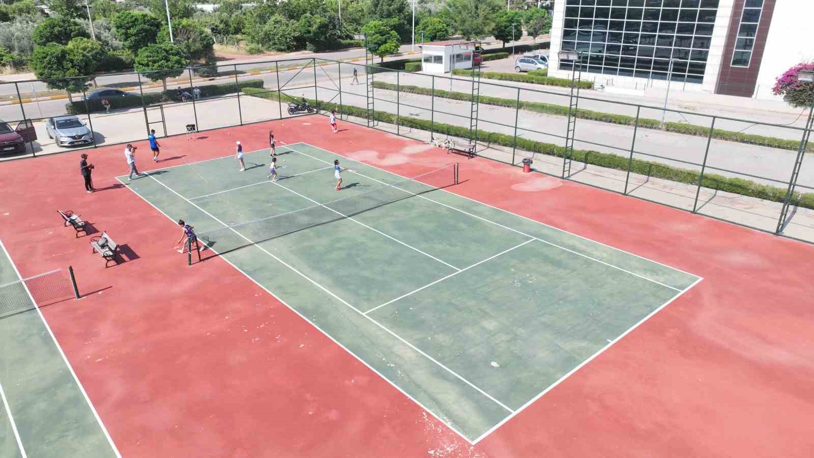 Büyükşehir Belediyesi Döşemealtı’nda yeni tenis kursu açtı
