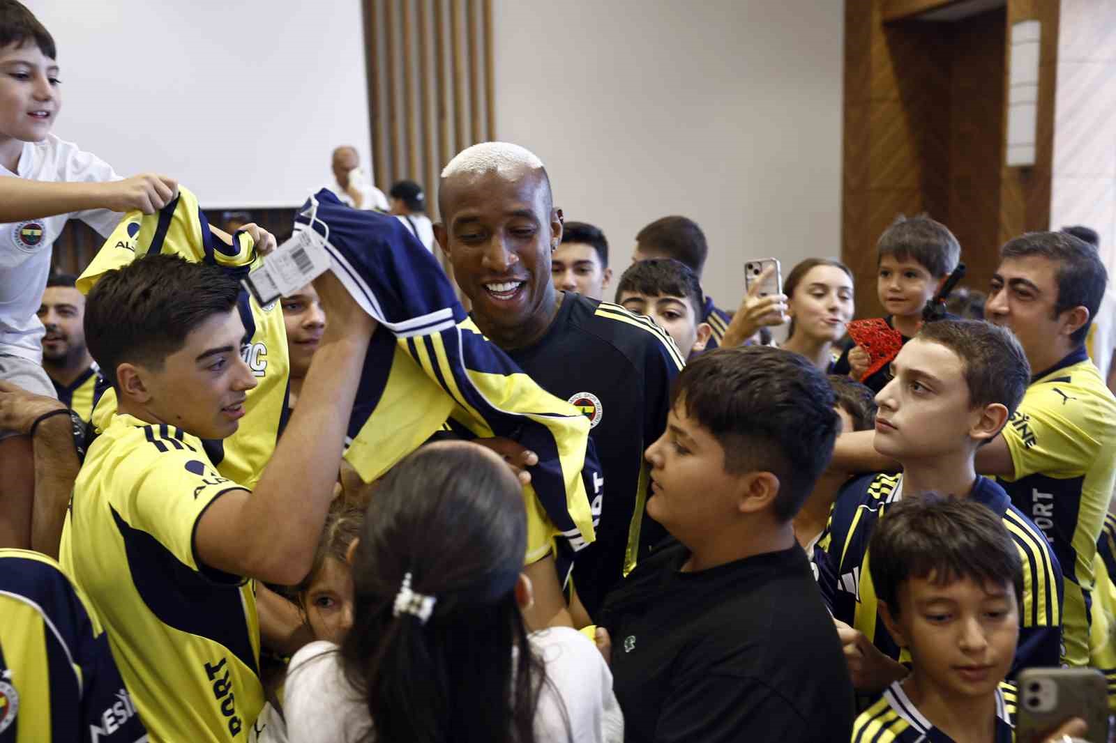 Fenerbahçeli futbolcular, Ankara’da çocuklarla buluştu
