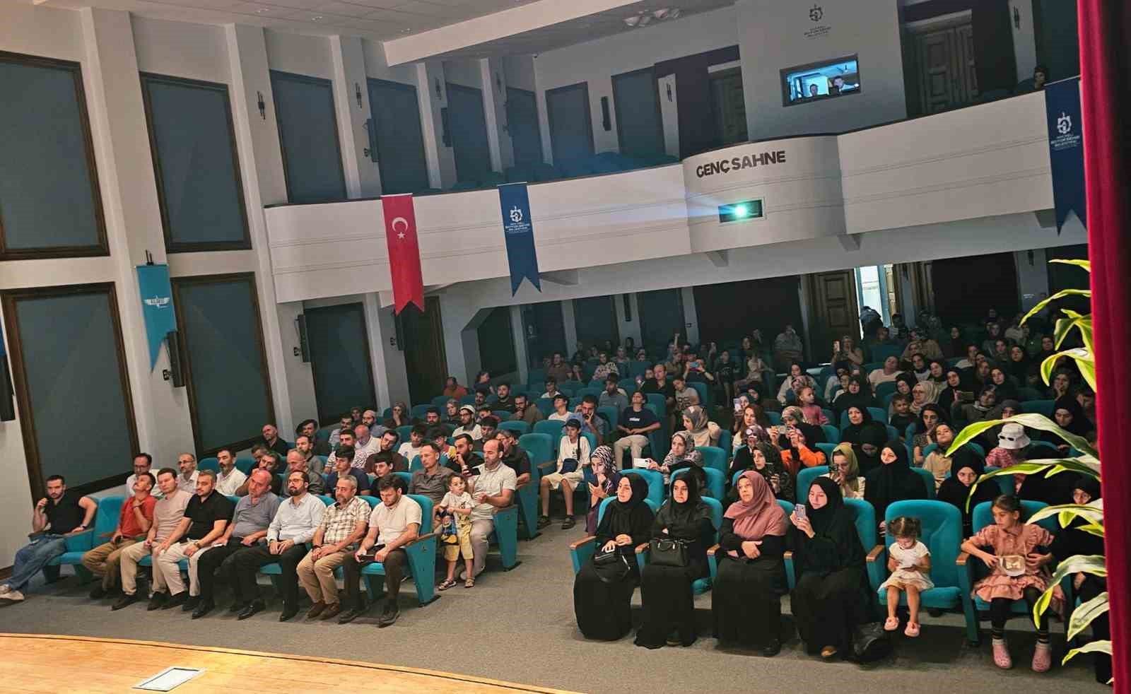İlk kez din görevlilerinin profesyonel bir tiyatro performansıyla sahne aldı